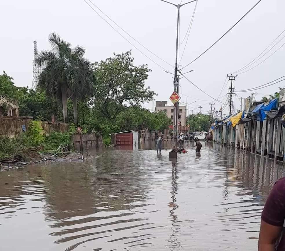 मुजफ्फरपुर : जलजमाव के कारण सड़क पर जा रहे युवक की करंट लगने से मौ'त... -  Muzaffarpur News